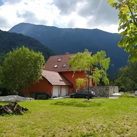 Pocitniska Hisa Nad Soco Бовец